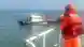 金門水域翻船事故發生於2月14日下午，兩岸之間的執法及治權爭議延燒至今。圖為當日台灣海巡人員正在檢查該艘翻覆的船隻。