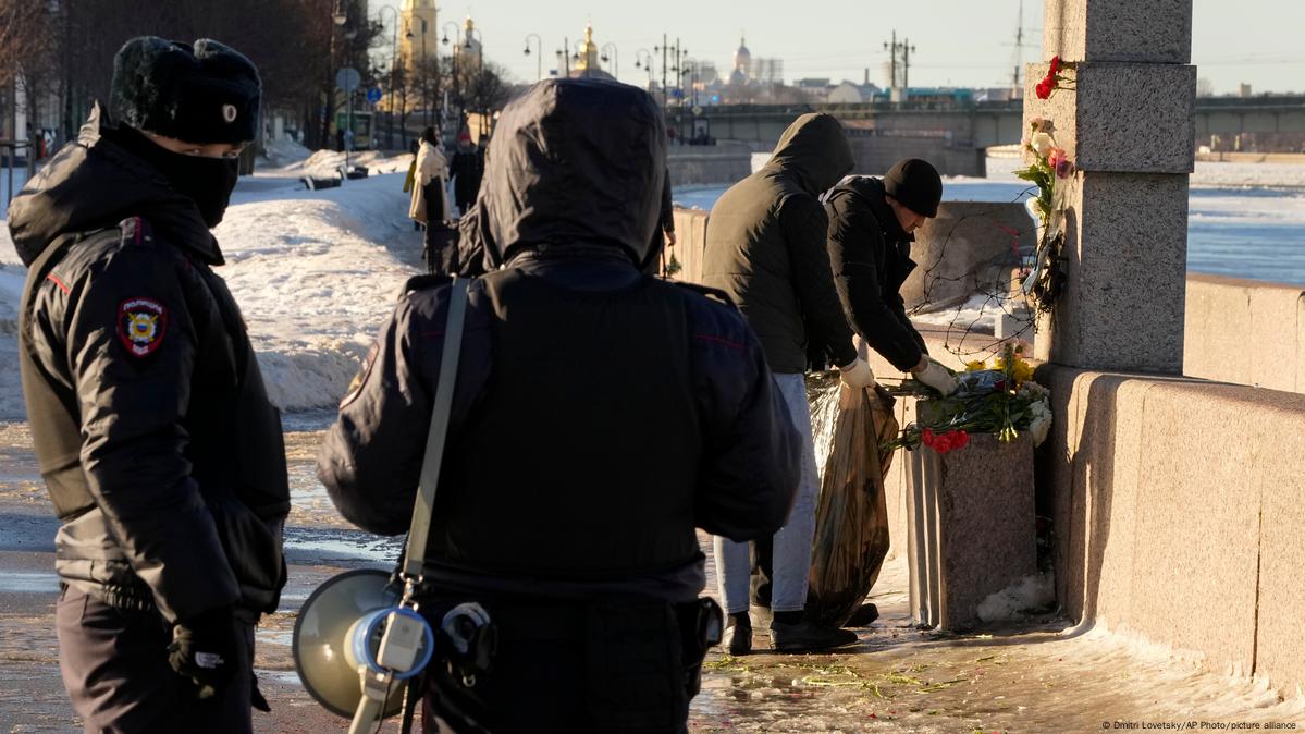 В Москве задерживают участников акций памяти Навального – DW – 05.03.2024