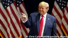 23.02.2024, USA, Rock Hill: Donald Trump (Republikaner), ehemaliger Präsident der USA und US-Präsidentschaftsbewerber, kommt zu einer Wahlkampfveranstaltung in Rock Hill, South Carolina. Foto: Chris Carlson/AP/dpa +++ dpa-Bildfunk +++