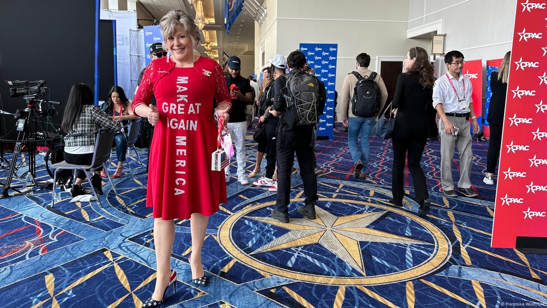 USA | Conservative Political Action Conference 2024: Frau in Schuhen mit Motiv der US-Flagge und in rotem Kleid mit Aufschrift "Make America Great Again"