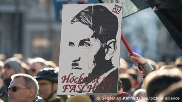 Διαδήλωση κατά της ακροδεξιάς και πανό που αναγράφει "Ο Χέκε είναι φασίστας"