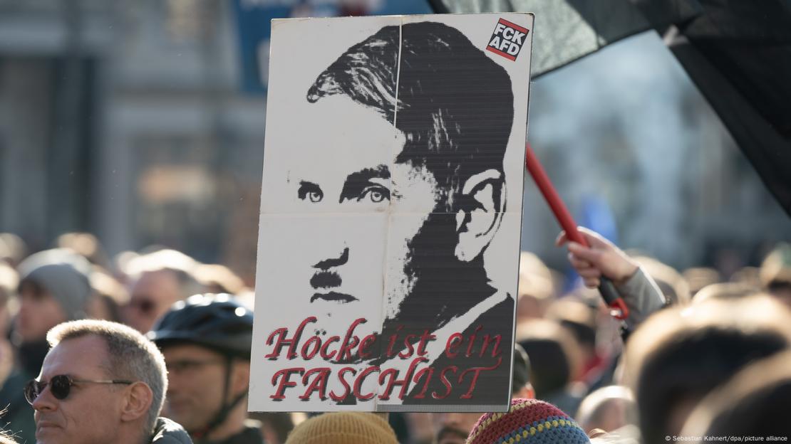 Cartel con imagen del político donde se puede leer: "Höcke es un fascista".