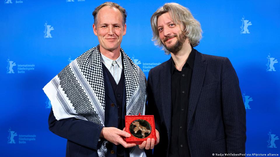 بن راسل کارگردان فیلم "اقدام مستقیم" در مراسم اعطای جایزه، چفیه فلسطینی به گردن خود انداخته بود
