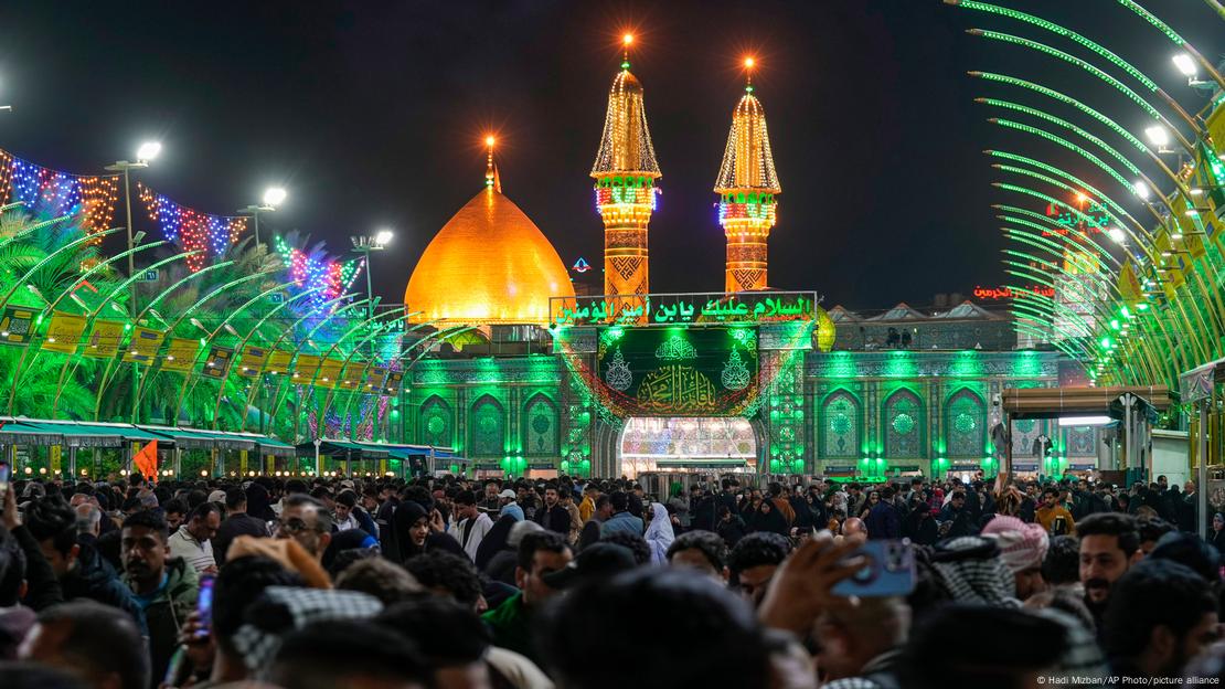 کربلا میں عباس علمدار کا روضہ اور اس کے باہر تک جمع شیعہ زائرین، رات کے وقت لی گئی ایک تصویر کربلا میں عباس علمدار کا روضہ اور اس کے باہر تک جمع شیعہ زائرین، رات کے وقت لی گئی ایک تصویر
