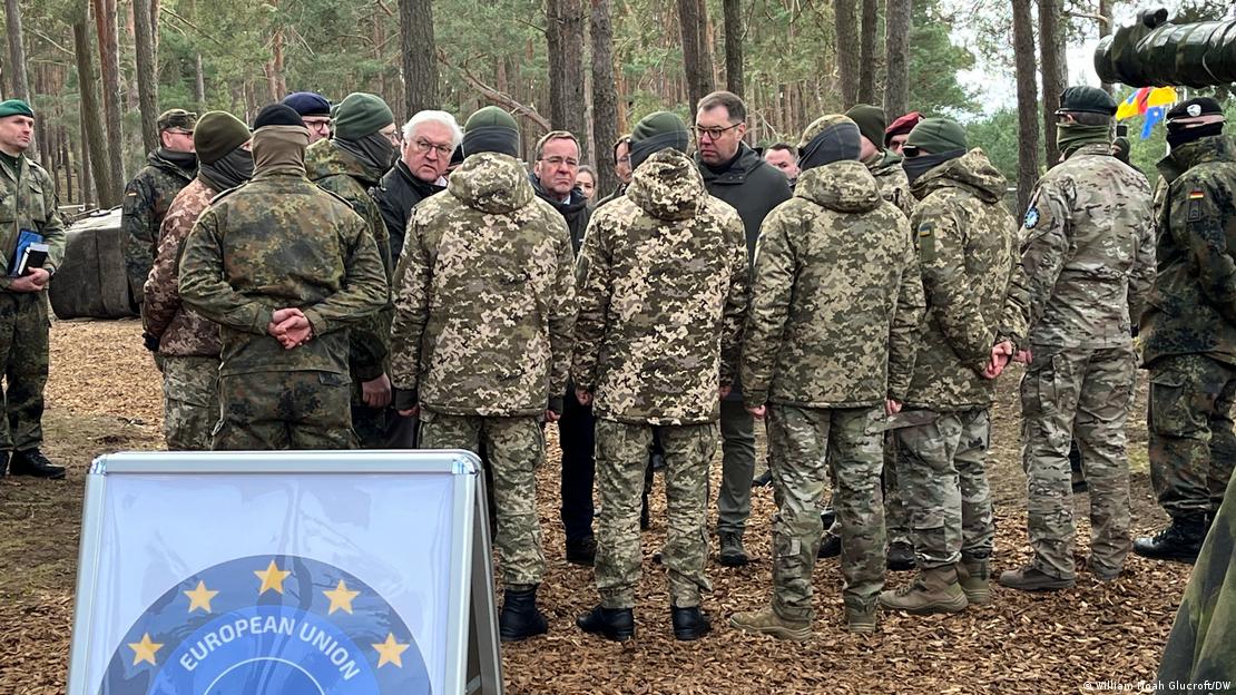 Presidenti Steinmeier dhe minsitri i Mbrojtjes Pistorius gjatë vizitës së ushtarëve