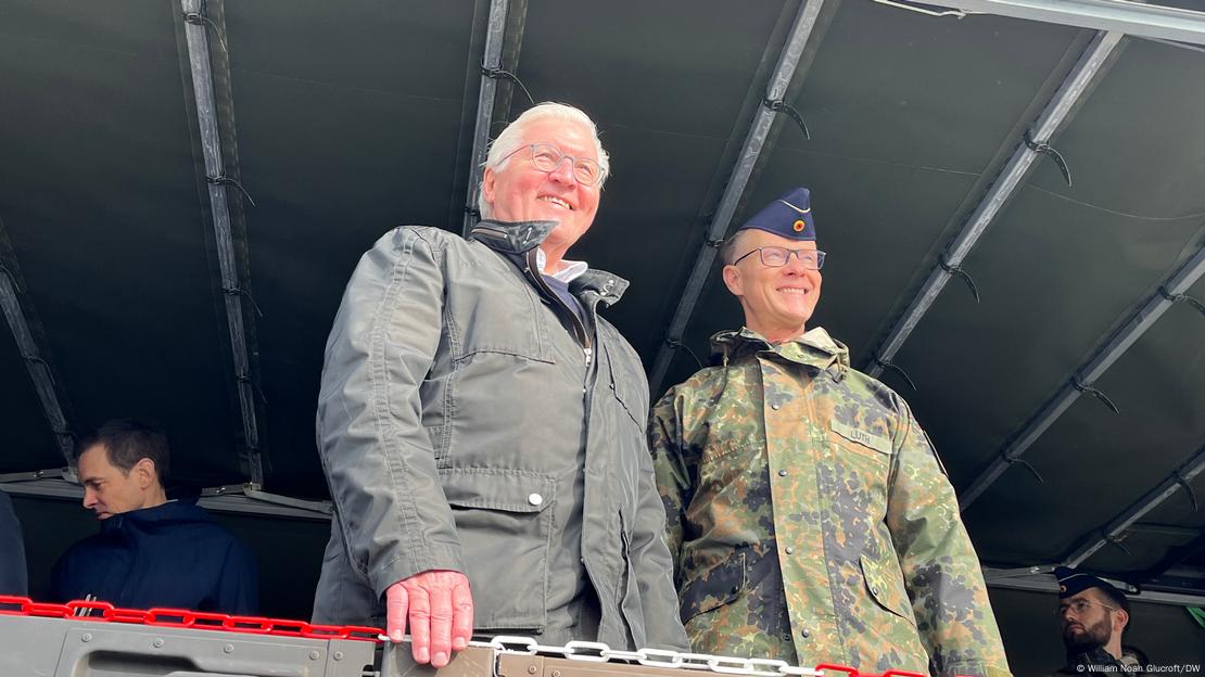 Bundespräsident Steinmeier und Bundeswehr-Generalmajor Stefan Lüth beobachten das Training ukrainscher Soldaten auf dem Truppenübungsplatz Klietz/Kaserne Im Walde der Bundeswehr im Bundesland Sachsen-Anhalt