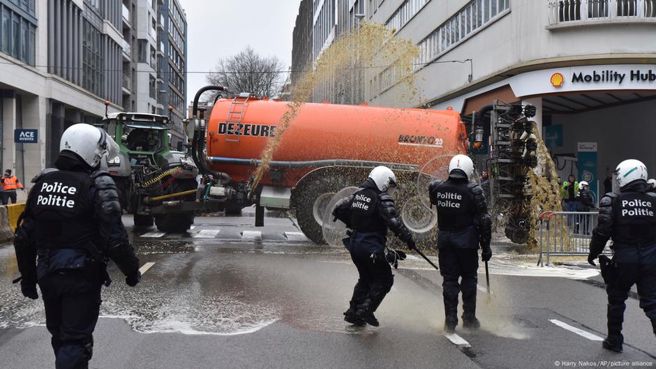 Brisel: seljaci polivaju policiju tečnim izmetom