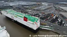 26.02.2024+++ Der Autofrachter BYD Explorer No.1 liegt mit 3000 Neuwagen an Bord in Bremerhaven im Auto-Terminal der BLG (Aufnahme mit einer Drohne). Die BYD Explorer No.1 ist vom chinesischen Shenzen nach Europa gekommen. +++ dpa-Bildfunk +++