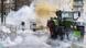 Трактор забрасывает полицейских сеном в облаках слезоточивого газа на улице Брюсселя Трактор забрасывает полицейских сеном в облаках слезоточивого газа на улице Брюсселя