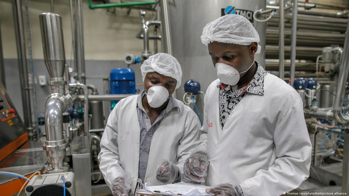 Almanya'da bir laboratuvarda çalışan iki Afrikalı laborant