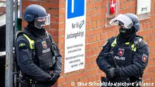 Polizisten stehen an einem Eingang zum Amtsgericht. Die frühere Terroristin der Roten Armee Fraktion (RAF), Daniela Klette (65), ist in Berlin gefasst worden. Das erfuhr die Deutsche Presse-Agentur am Dienstag aus Sicherheitskreisen. +++ dpa-Bildfunk +++