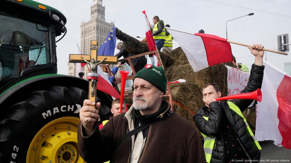Nadaju se pomoći od političara: poljoprivrednici na protestima u Varšavi 27. februara 2024.