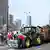 Polen | Bauernproteste in Warschau: Traktor mit polnischen Fahnen und Pamphleten geschmückt.