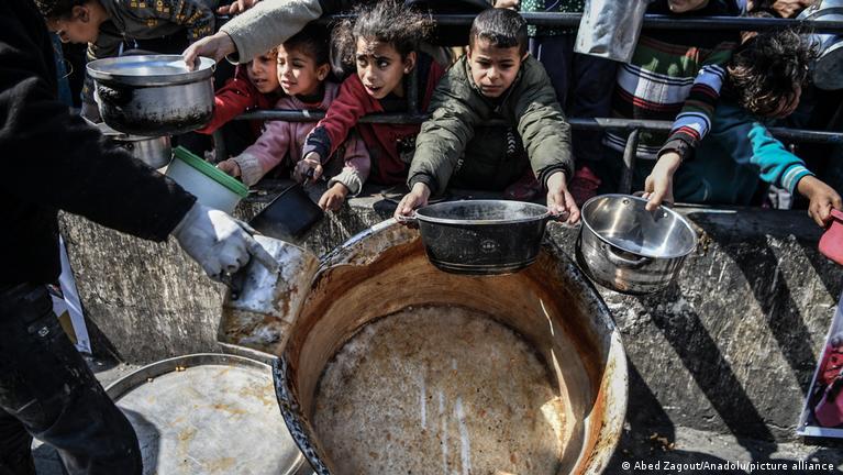 اتهام محققان سازمان ملل به اسرائیل:"گرسنگی دادن هدفمند" مردم – DW –  ۱۴۰۲/۱۲/۱۵