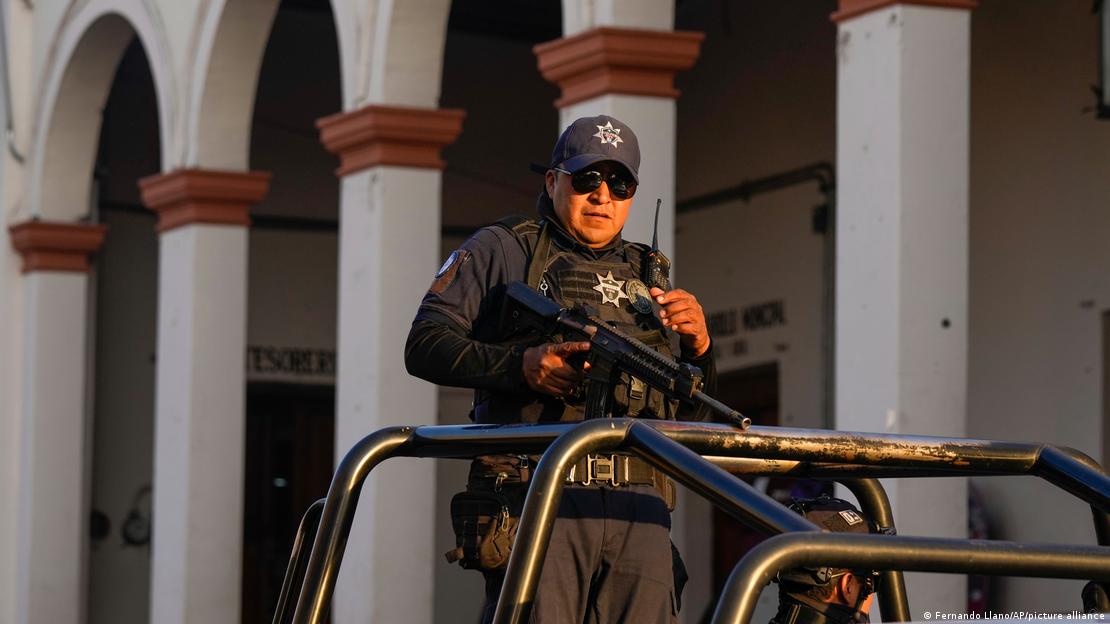 Un elemento armado de la Policía mexicana. Un elemento armado de la Policía mexicana.