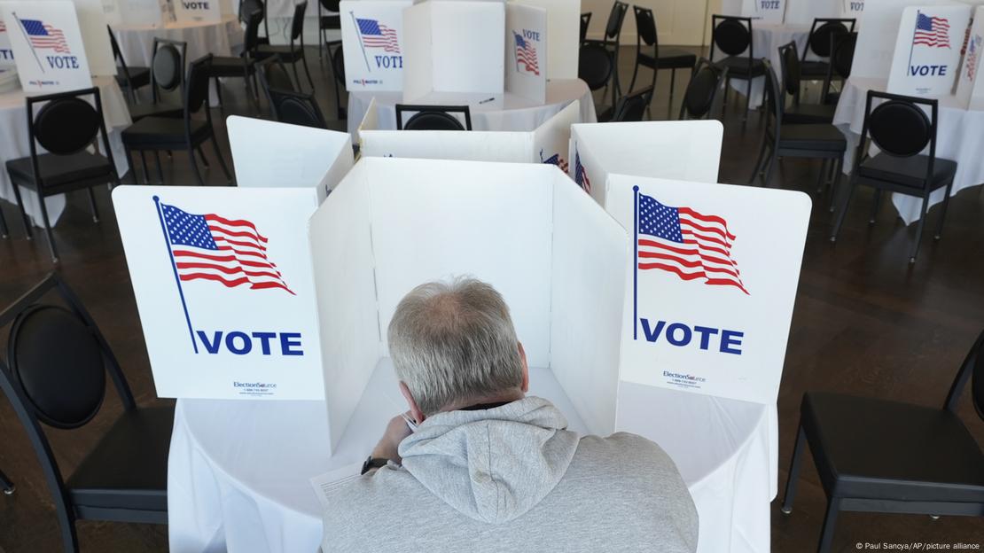 Un votante llena su boleta para las elecciones primarias de Michigan en Grosse Pointe Farms.