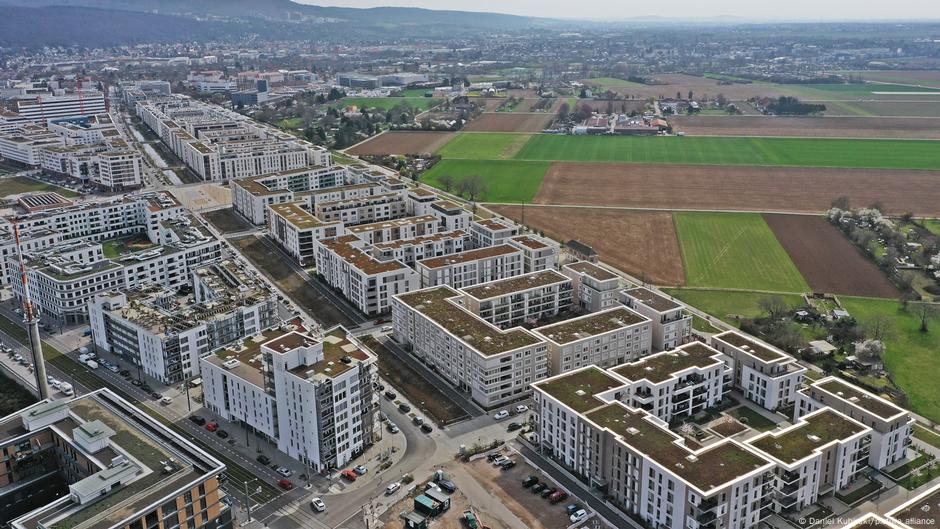 Novi gradski kvart u Hajdelbergu, „Banštat“, gradi se u potpunosti tako što se koriste metode pasivne gradnje; očekuje se da će, kada 2027. bude završen, to biti najveće naselje pasivnih kuća na svetu