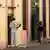 Um homem e duas mulheres idosas em rua de Havana