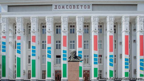 Ndërtesa e Sovjetit Suprem në rajonin separatist të Transnistrias; në plan të parë qëndron një monument i Leninit.