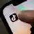 Un adolescente pulsa el icono de TikTok en su smartphone.