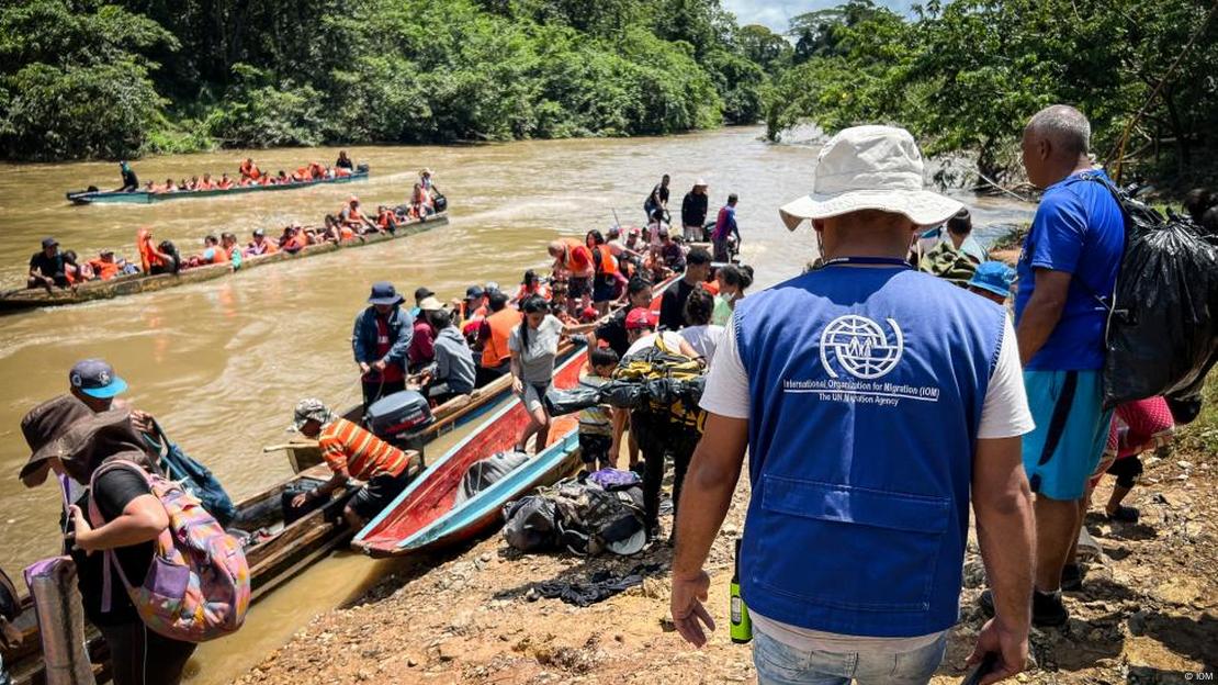 Personas migrantes tratando de cruzar el río Chucunaque tras haber atravesado el Tapón del Darién.