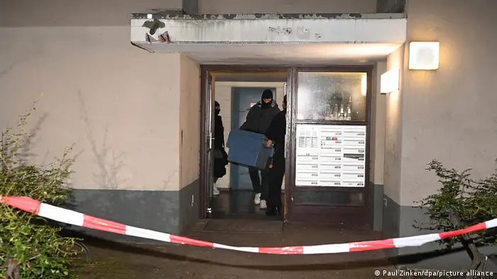 這是柯萊特在柏林的公寓樓，警方警在公寓裏找到不少武器。她被捕之後，她住所內的家具和物品全部被警方搬走調查