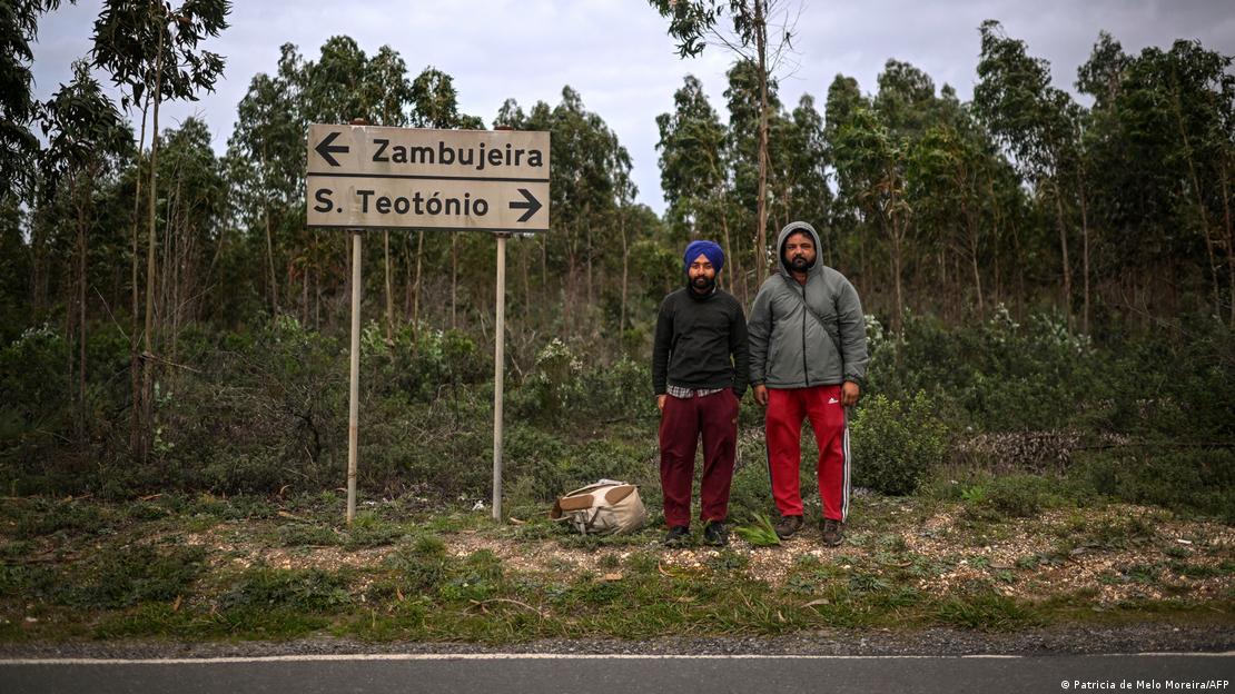 دو بھارتی تارکینِ وطن ساؤ تیوتونیو، اودمیرا میں بس کا انتظار کر رہے ہیں یہ علاقہ لزبن کے جنوب میں تقریباً 200 کلومیٹر کے فاصلے پر واقع ہے