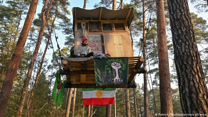 環保人士在特斯拉廠區附近林區安營紮寨，反對因擴建廠區而砍伐森林。