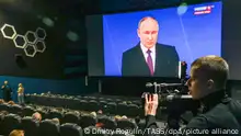 DIESES FOTO WIRD VON DER RUSSISCHEN STAATSAGENTUR TASS ZUR VERFÜGUNG GESTELLT. [RUSSIA, VOLGOGRAD - FEBRUARY 29, 2024: The Cinema 5 chain receives a broadcast of President Putin's annual address to the Russian Federal Assembly from Moscow's Gostiny Dvor. Dmitry Rogulin/TASS]