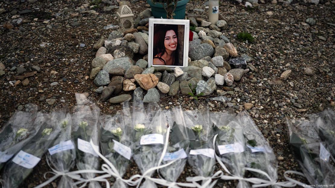 Λουλούδια προς τιμήν ενός εκ των 57 θυμάτων του δυστυχήματος των Τεμπών