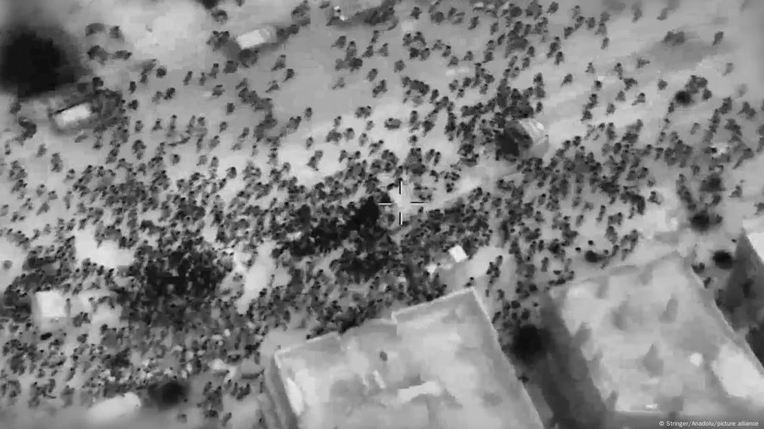 Imagen tomada por un dron muestra a la multitud en torno a los camiones con ayuda humanitaria.