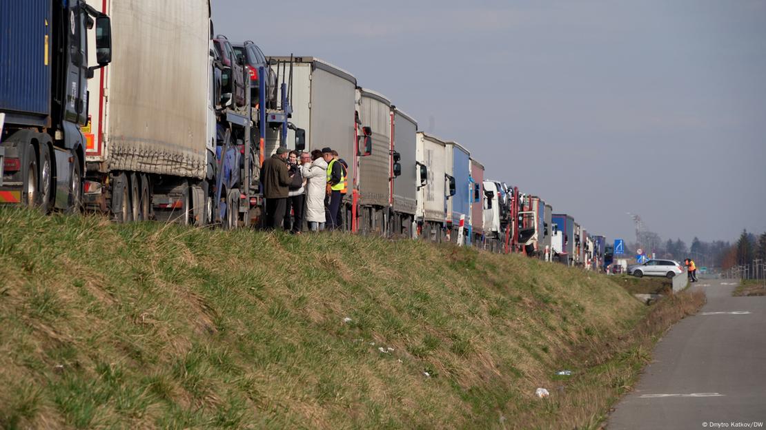 Украинские фуры с сельхозпродукцией, застрявшие на польской границе из-за протестов польских фермеров (февраль 2024 года)  