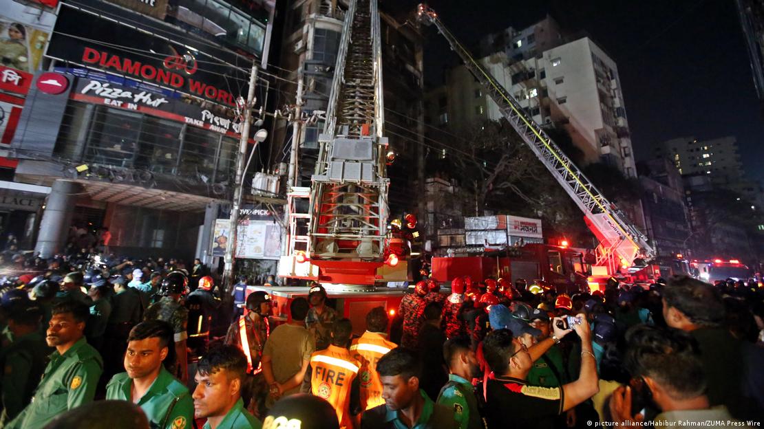 El general de bomberos Main Uddin dijo que el incendio podría haberse originado por una fuga de gas. "Era un edificio peligroso con cilindros de gas en cada piso, incluso en las escaleras", dijo a los periodistas.
