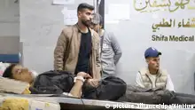 Ein junger Mann liegt verletzt im Al-Shifa Krankenhaus. Bei Chaos und Schüssen rund um einen Hilfskonvoi im Gazastreifen sind viele Menschen ums Leben gekommen und viele weitere verletzt worden. +++ dpa-Bildfunk +++
