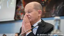 Aktuell, 16.01.2024, Berlin, Bundeskanzler Olaf Scholz mit geschlossenen Augen und geschlossenen Haenden vor seinem Gesicht im Vorfeld der Fraktionssitzung der SPD Bundestagsfraktion im Reichstagsgebaeude