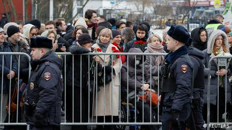 Navalny funeral: Hundreds gather in Moscow for ceremony – DW – 03/01/2024