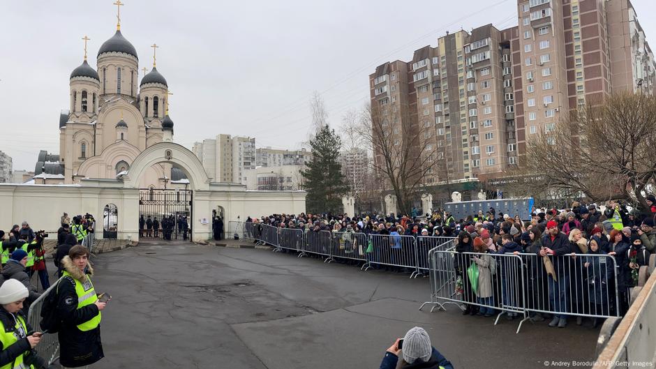 Hiljade ljudi okupilo se pored crkve u kojoj je održano opelo za Alekseja Navaljnog
