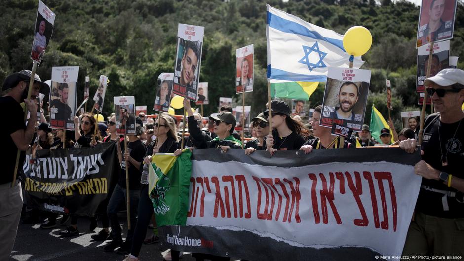 Porodice i pristalice taoca koje drži teroristički Hamas, na protestnom maršu ka Jerusalimu, 1.03.2024.