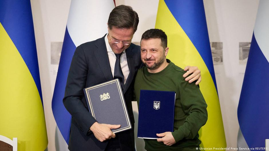 Holandski premijer Mark Rute i predsednik Ukrajine Volodimir Zelenski prilikom potpisivanja sporazuma o bezbednosnoj saradnji i dugoročnoj podršci između Ukrajine i Holandije, Harkov, mart 2024.