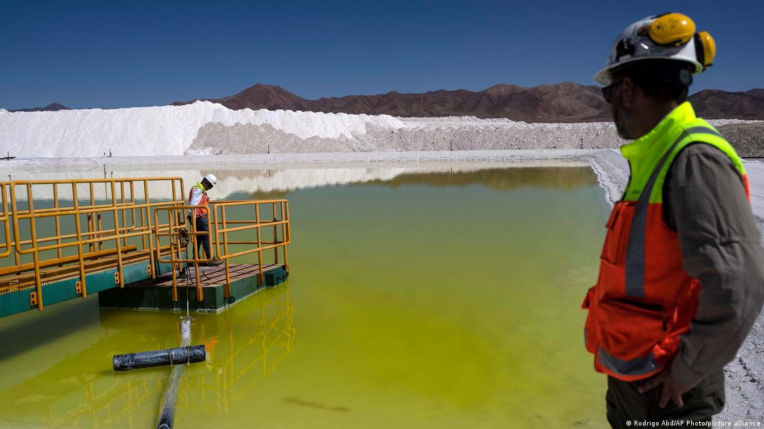 El personal de la mina de litio Albemarle camina junto a un charco de salmuera con alta concentración de litio en el desierto chileno de Atacama.