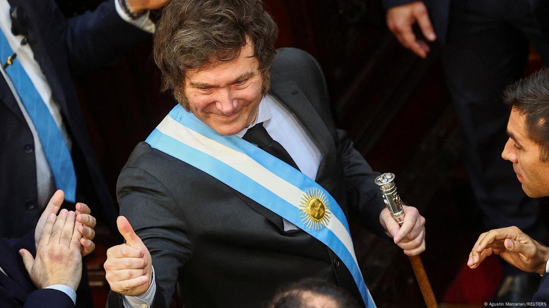 Der argentinische Präsident Javier Milei mit einer Schärpe in den argentinischen Nationalfarben  