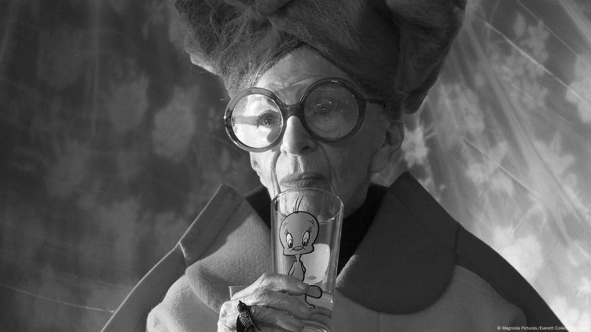 Style icon Iris Apfel dies at 102 – DW – 03/02/2024