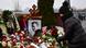 Una mujer deposita flores en la tumba de Alexei Navalni, en el cementerio de Borisovo. Una mujer deposita flores en la tumba de Alexei Navalni, en el cementerio de Borisovo.