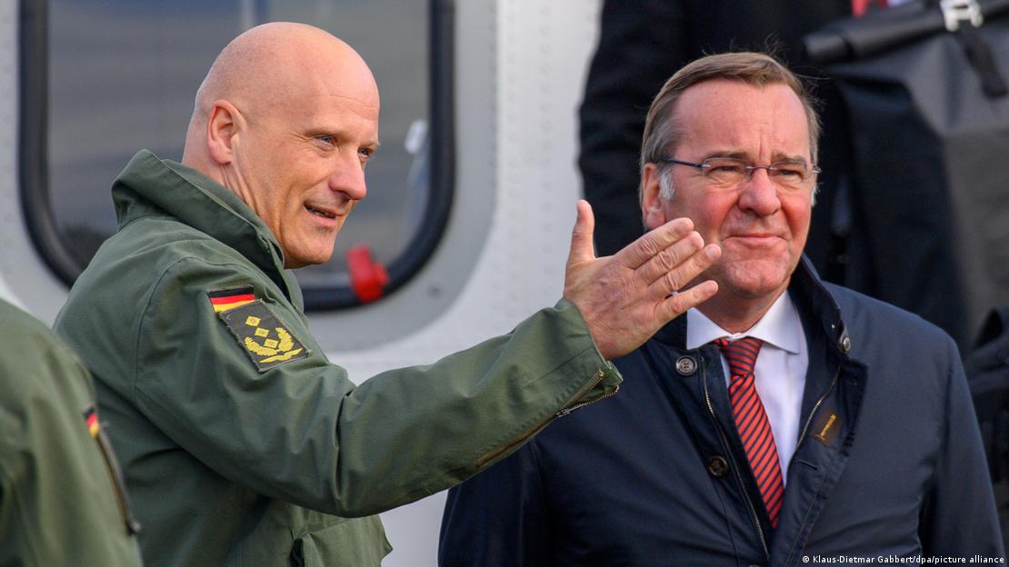 Ministri gjerman i Mbrojtjes, Pistorius (djathtas) dhe gjeneral-inspektori i aviacionit luftarak, Ingo Gerhartz. Gerhartz tregon me dorë duke biseduar me ministrin