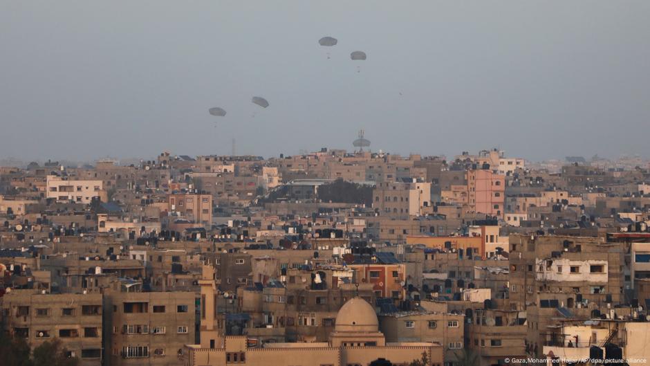 2024. - Paketi pomoći bacani iz američkih aviona izbad Gaze