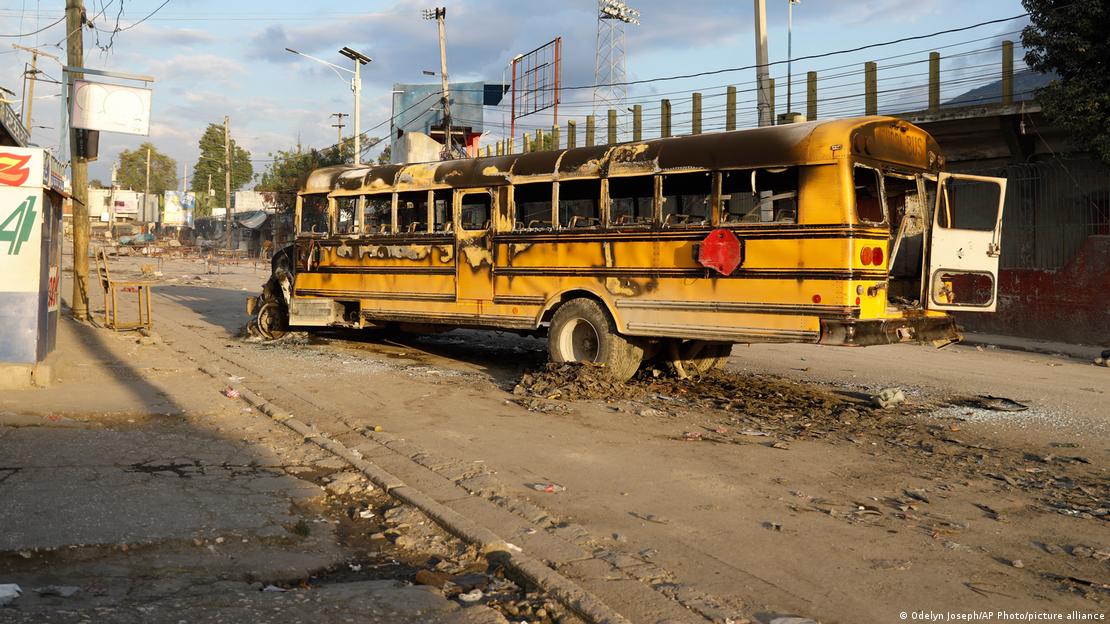 Un autobús incendiado por pandilleros en el barrio de Portail de Puerto Príncipe.