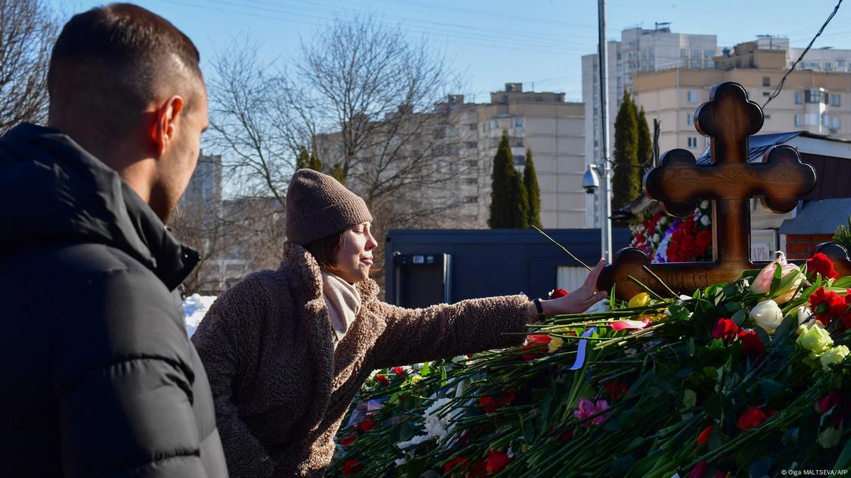 Тысячи людей третий день несут цветы на могилу Навального – DW – 03.03.2024