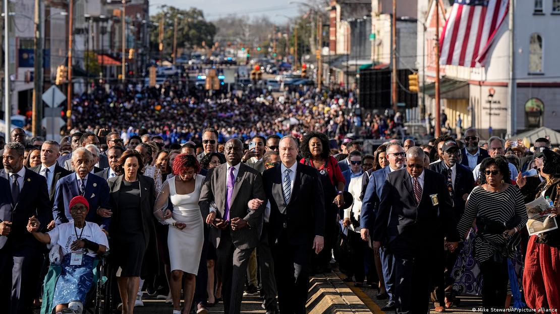 Kamala Harris encabezó una marcha en Selma, Alabama, que conmemoró una violenta represión contra activistas pacíficos ocurrida en marzo de 1965.