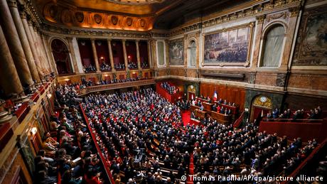 Die beiden Kammern des französischen Parlaments stimmten im Schloss von Versailles für eine Verankerung des Rechts auf Abtreibung im Grundgesetz.