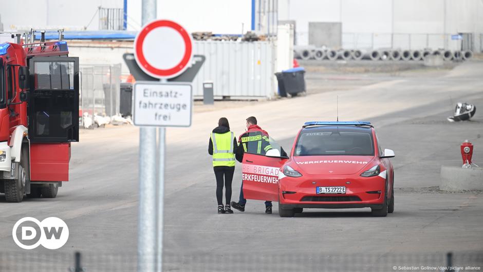 Tesla-Werk „vorsätzliche Brandstiftung“ – Polizei – DW – 06.03.2024